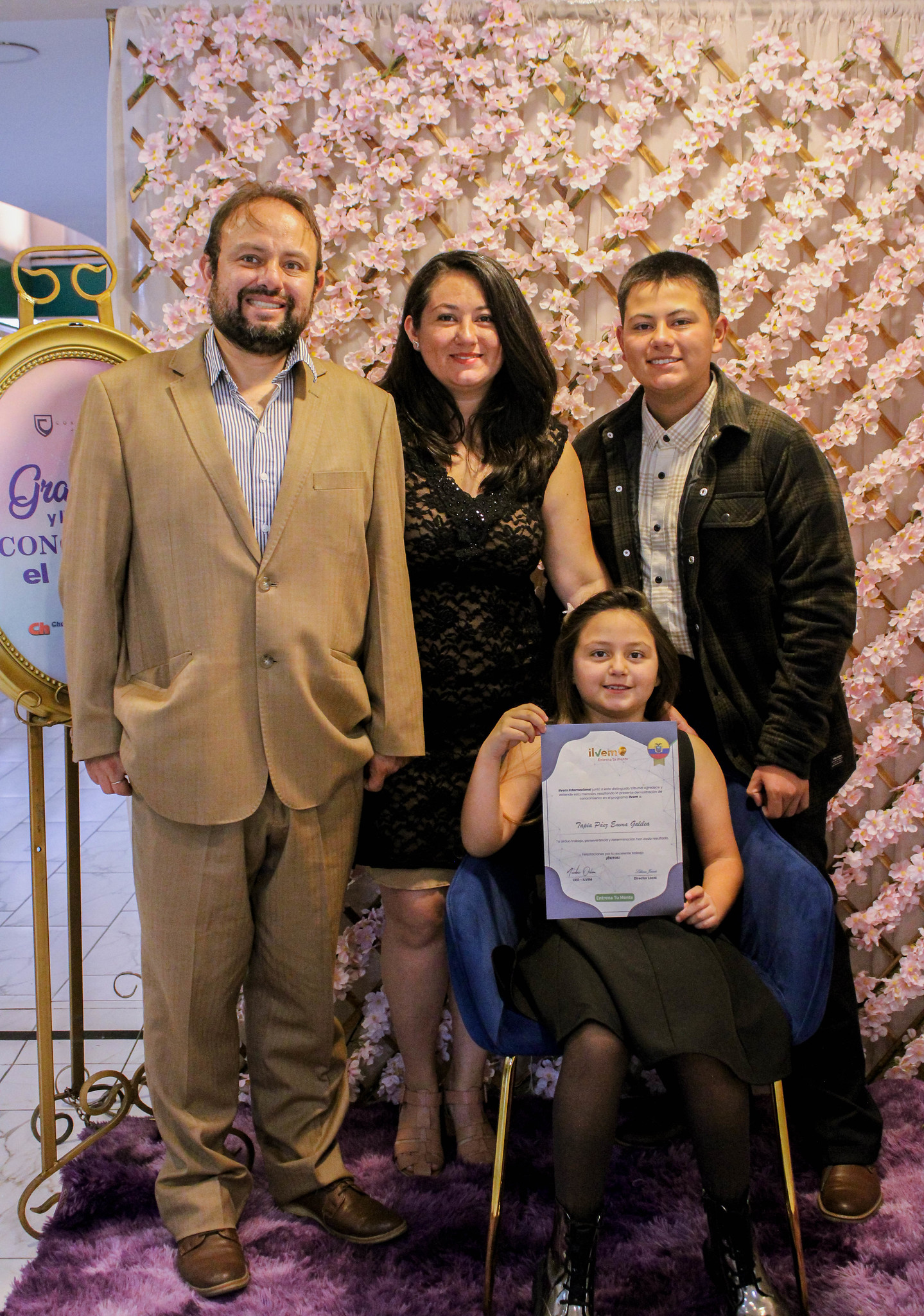 Familia acompañando a una joven graduada ILVEM
