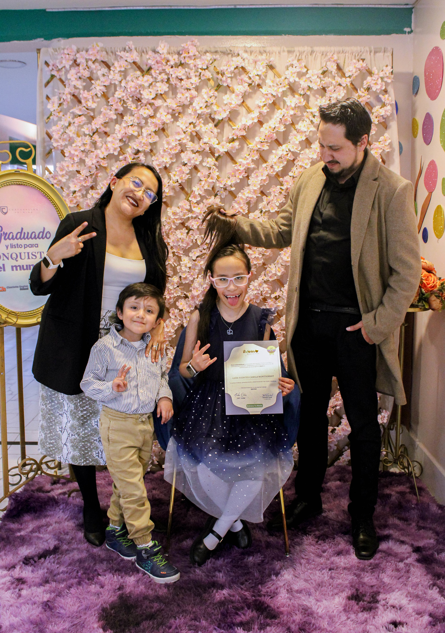 Familia celebrando el certificado de una estudiante ILVEM