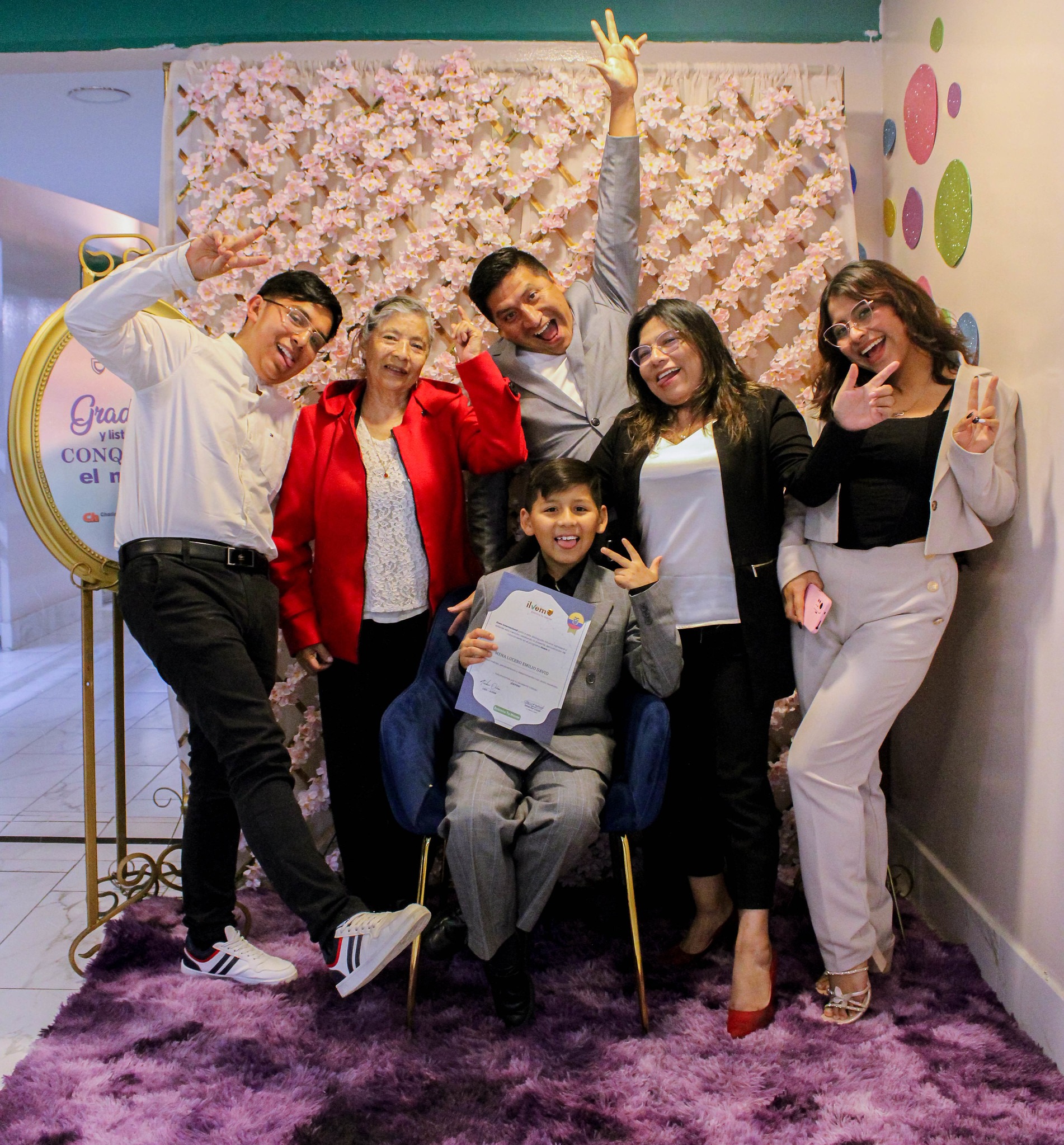 Niño celebrando su certificado ILVEM junto a su familia