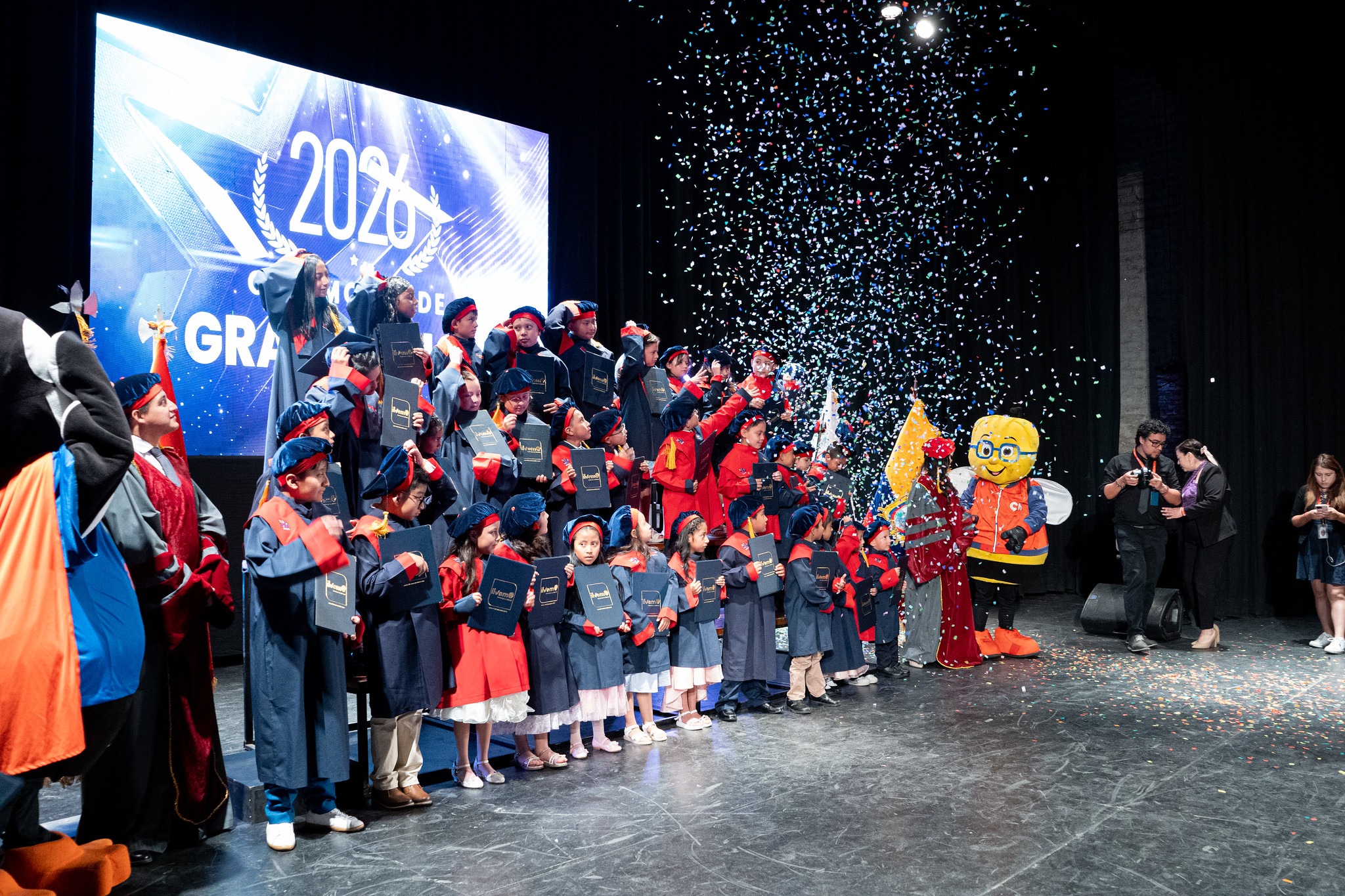 Niños graduados de ILVEM celebrando con confeti