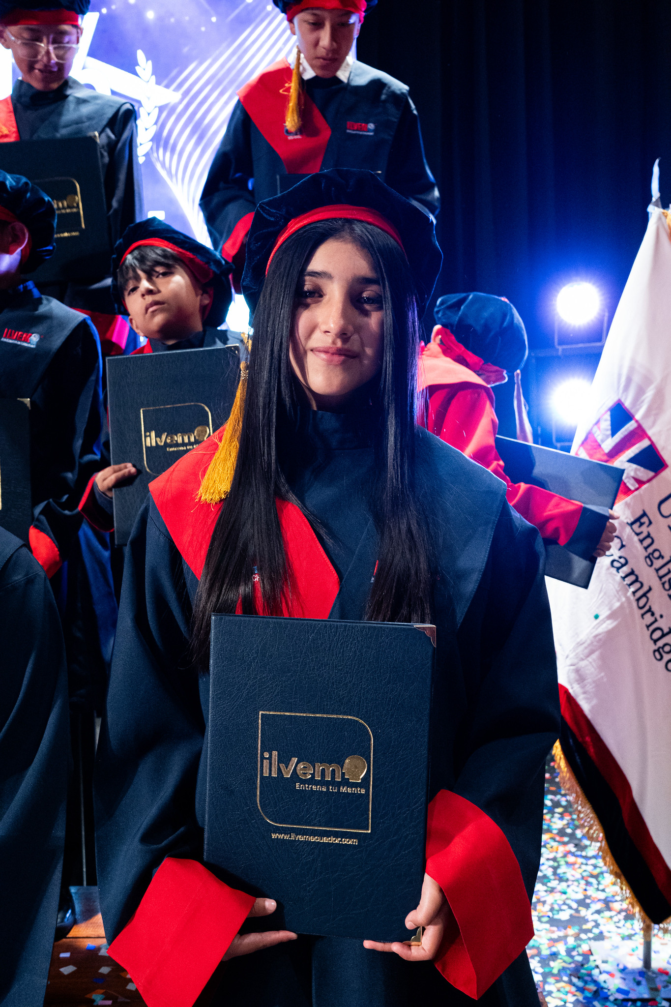 Joven graduada de ILVEM con su diploma