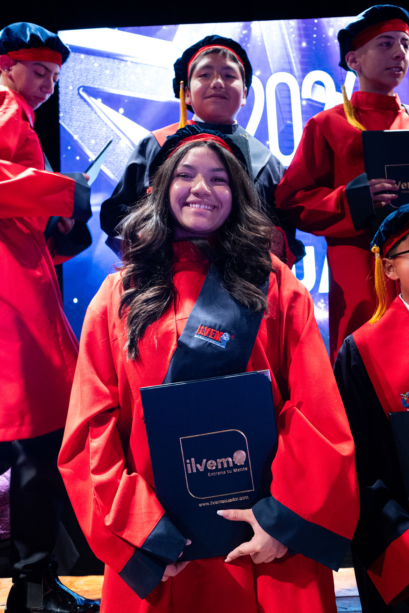 Joven graduada de ILVEM sonriendo con su diploma