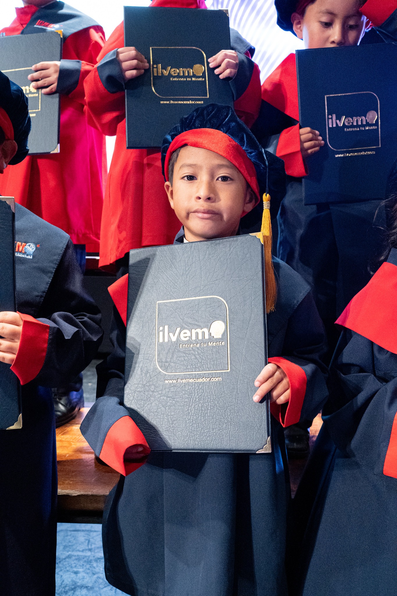 Niño con diploma ILVEM